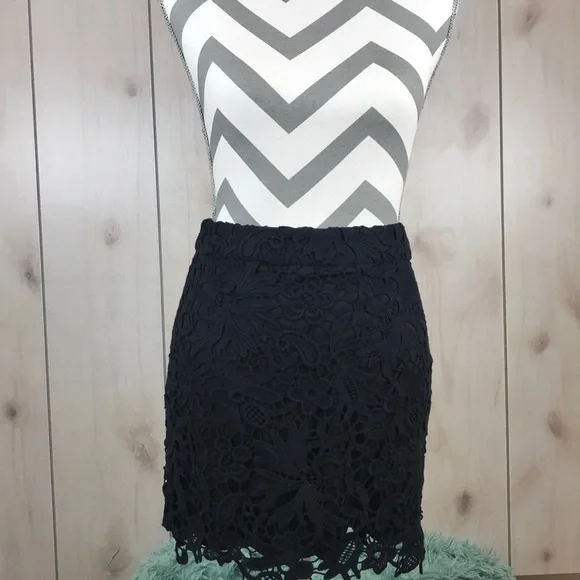 🔴Banana Republic Black Lace Skirt | Size 4P | Mini | Lined | Elegant Floral - Picture 2 of 5